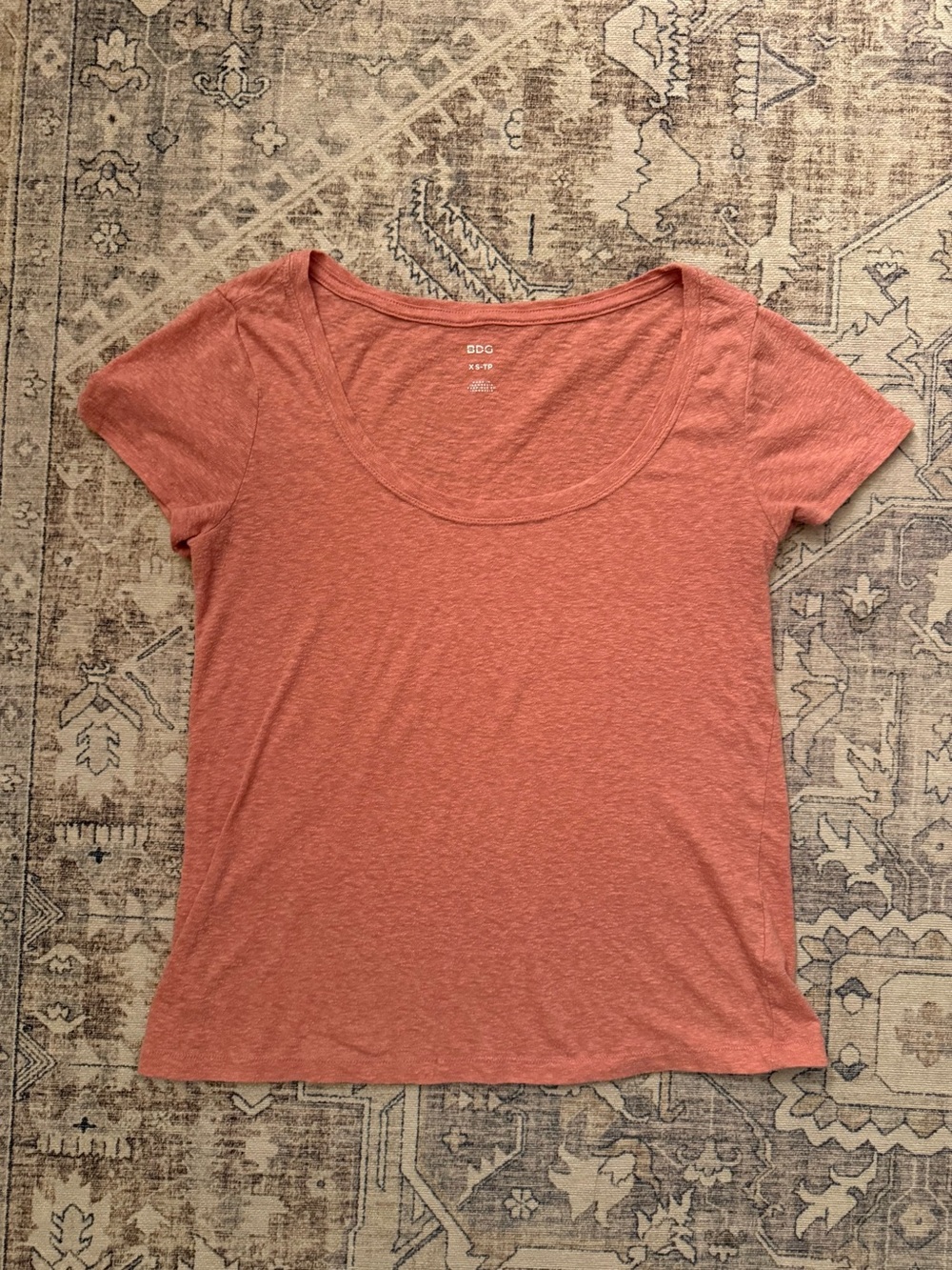 BDG Heathered Scoop Neck Short Sleeve Tee in Coral